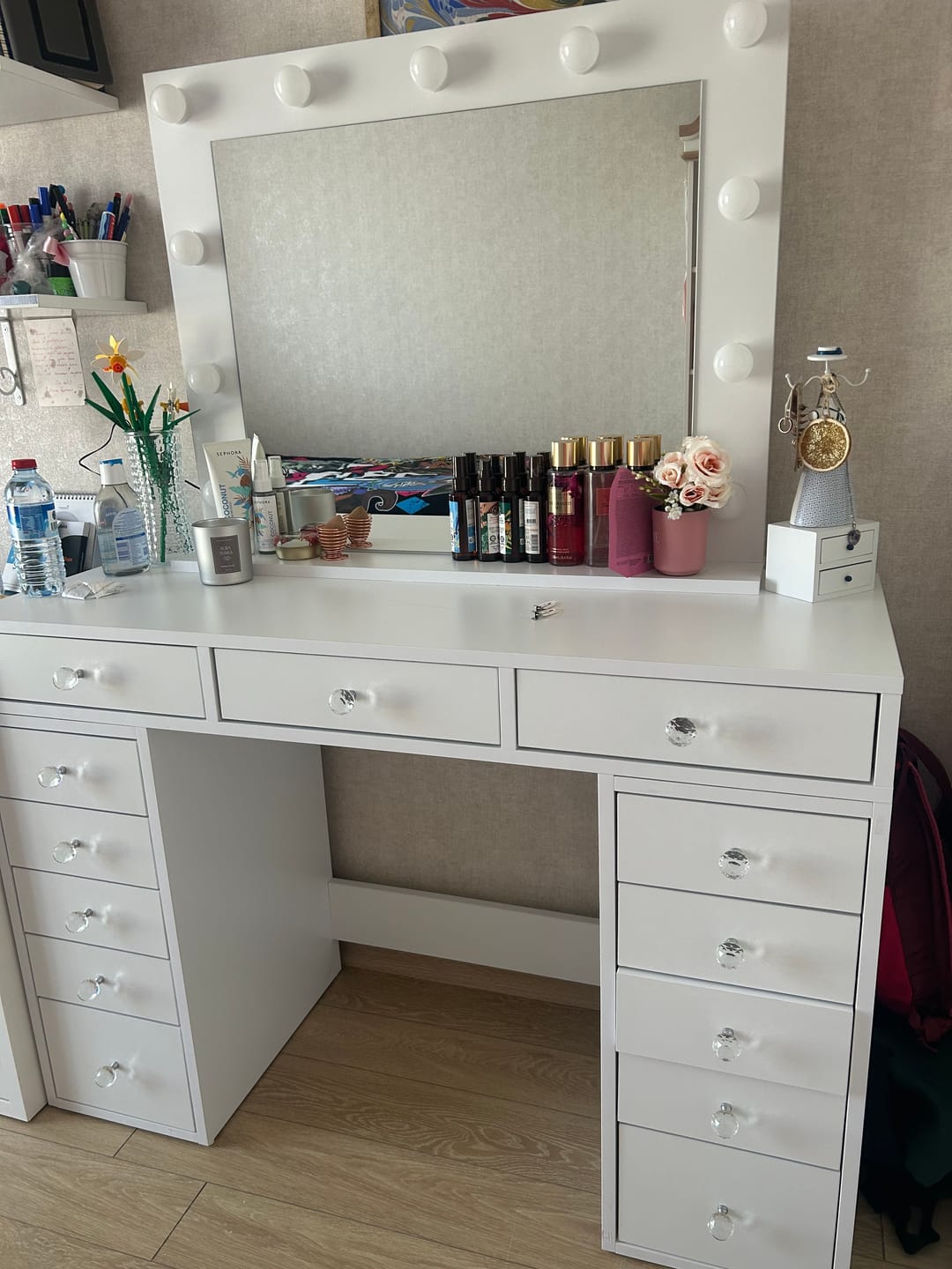 Customer photo review of Rani BJ119 Hollywood Işıklı Aynalı Kulis Makyaj Masası 13 Çekmeceli Takı Düzenleyici Beyaz