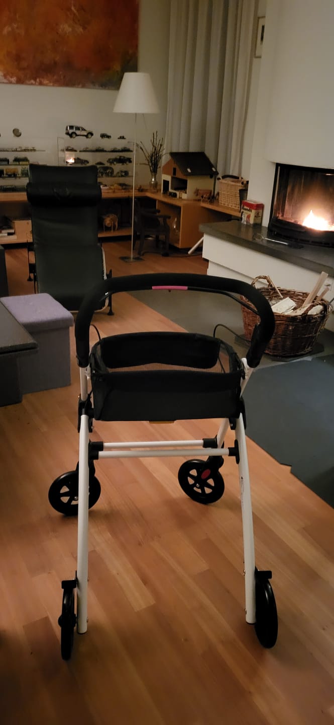 Customer photo review of Rollator Casa Soft schmal für Wohnung & Innenbereich