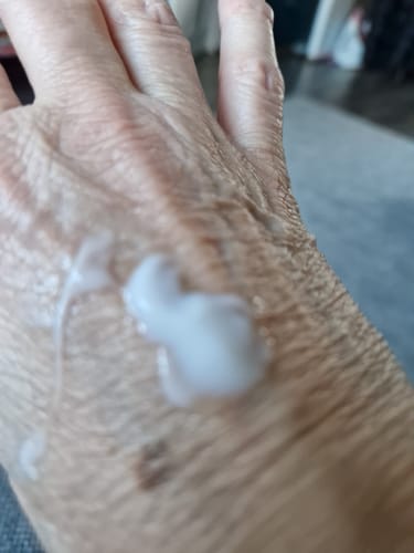 Close-up van de hand van een recensent waarop de textuur van de Istanbul Body Lotion te zien is.