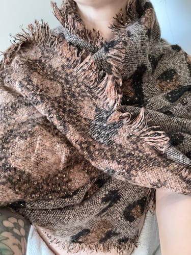 Customer photo review of Sciarpone Maculato con micro paillettes - tortora