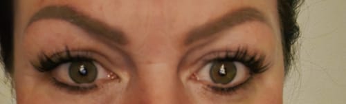 Kundin trägt die langen, vollen Lash Lover Wimpern in einer Nahaufnahme.