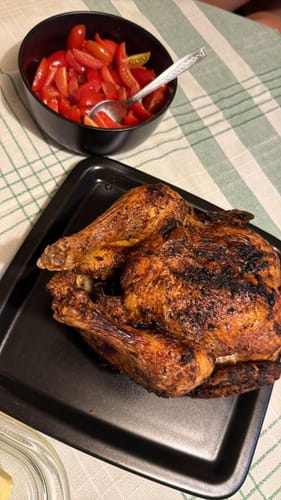 Recenzent prezintă un pui întreg rumenit și crocant, gătit cu friteuza Air Fryer Novio StonePro.
