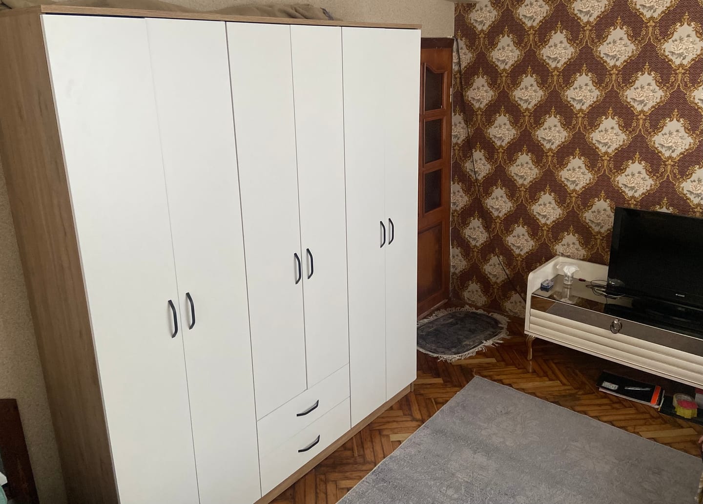 Customer photo review of Rani BA113 Geniş Gardırop Elbise Dolabı 6 Kapaklı 2 Çekmeceli 5 Raflı 3 Askılı Sepet Ceviz - Beyaz