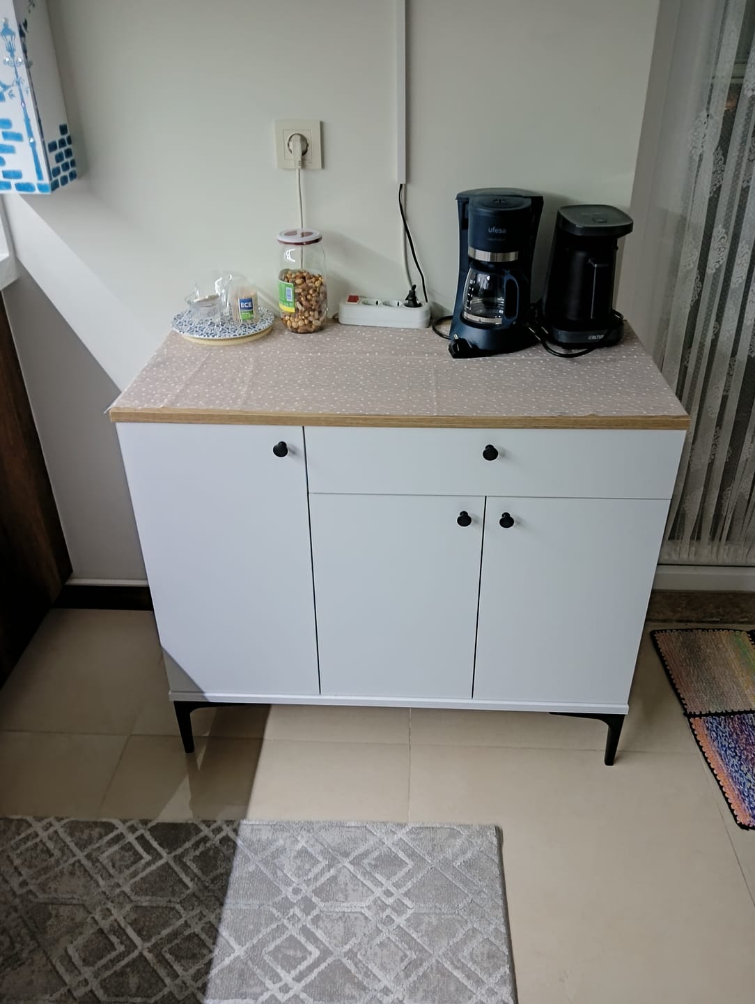 Customer photo review of Rani JE194 Kahve Köşesi Çok Amaçlı Dolap 3 Kapaklı 1 Çekmeceli Kiler Mutfak Dolabı Beyaz - Sepet Ceviz