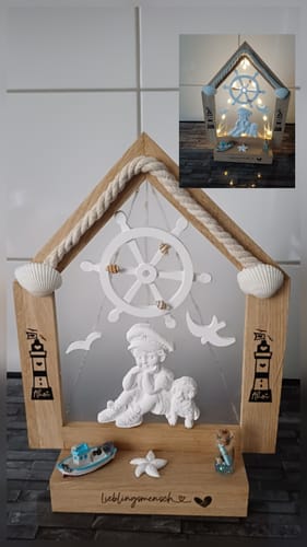 Ein Kunde zeigt eine maritime, hausförmige Dekoration, die aus den Easy-Sticks Bastelhölzern gefertigt wurde.