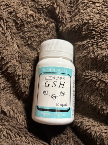 レビュー投稿者によるワカサプリ 白玉ペプチドのボトル。茶色い柔らかな布の上に置かれている。