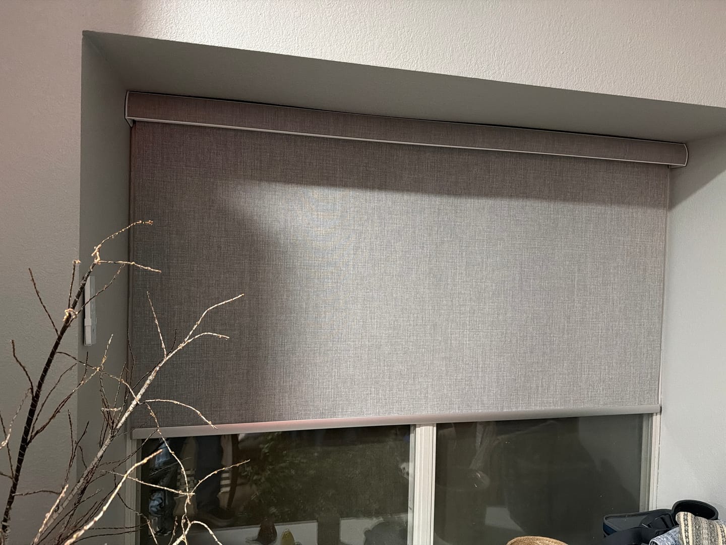 Customer photo review of SmartWings Motorized Roller Shades 100% Blackout Vigor