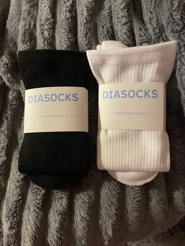 Recensentens svarta och vita Diasocks stödstrumpor i sina förpackningar.