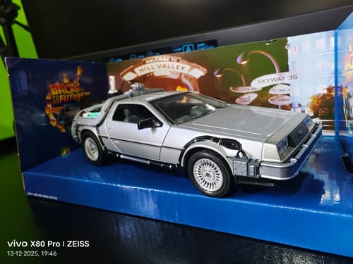 Customer photo review of Back To The Future II Delorean Escala 1:24 - Welly