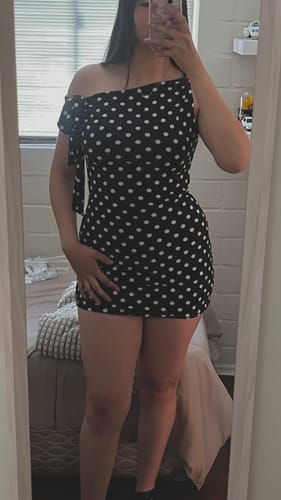 Customer photo review of VESTIDO ISABELLA LUNARES NEGRO