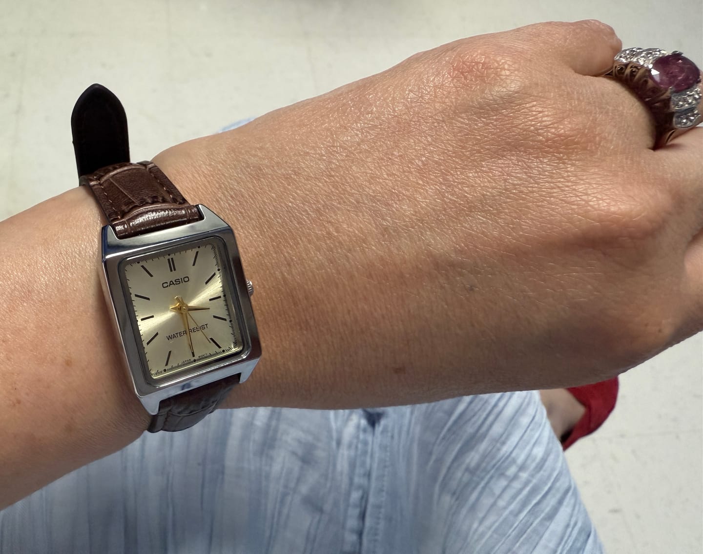 Customer photo review of Reloj Casio Tank Análogo LTP-V007L-9BUDF Cuero Dial Champaña