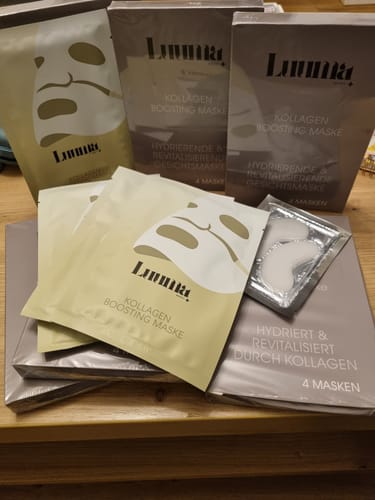 Rezensent zeigt seinen Vorrat an Luuma Augenpads und Kollagenmasken, die auf einem Tisch liegen.
