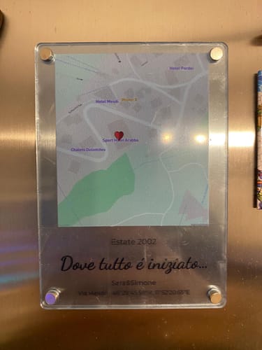 Nahaufnahme des Acrylmagneten eines Kunden an einer Metalloberfläche, der eine personalisierte Karte mit Text zeigt.