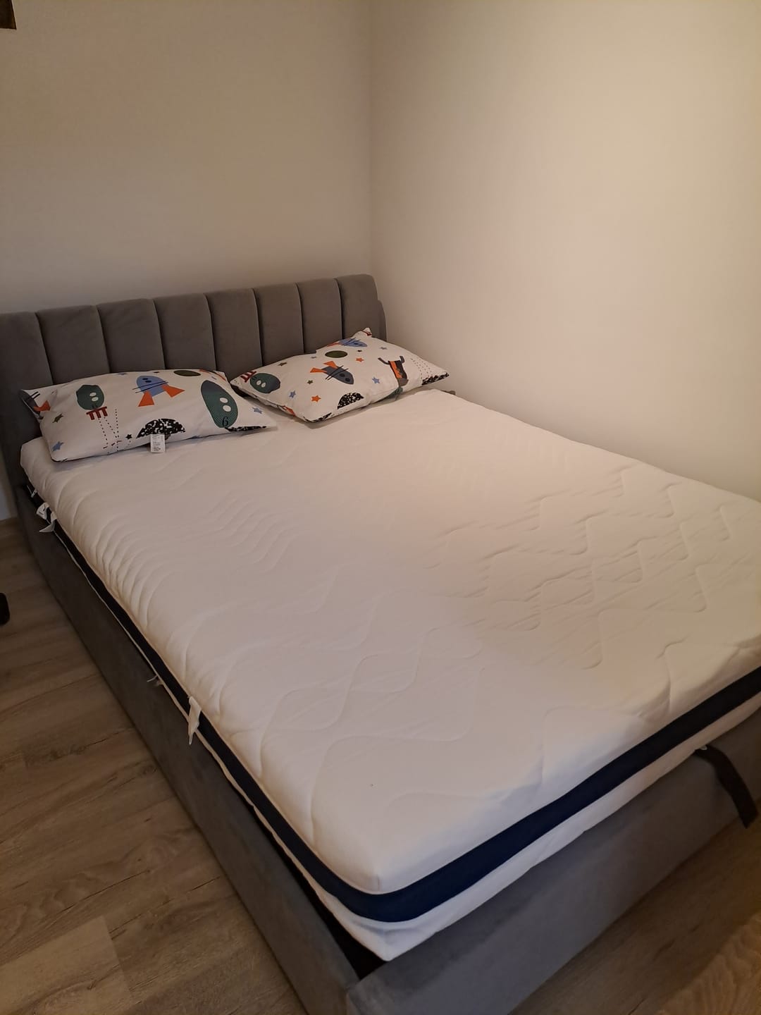 Customer photo review of Pat MONTREAL 140x200, stofa catifelata gri, cu somiera si spatiu depozitare