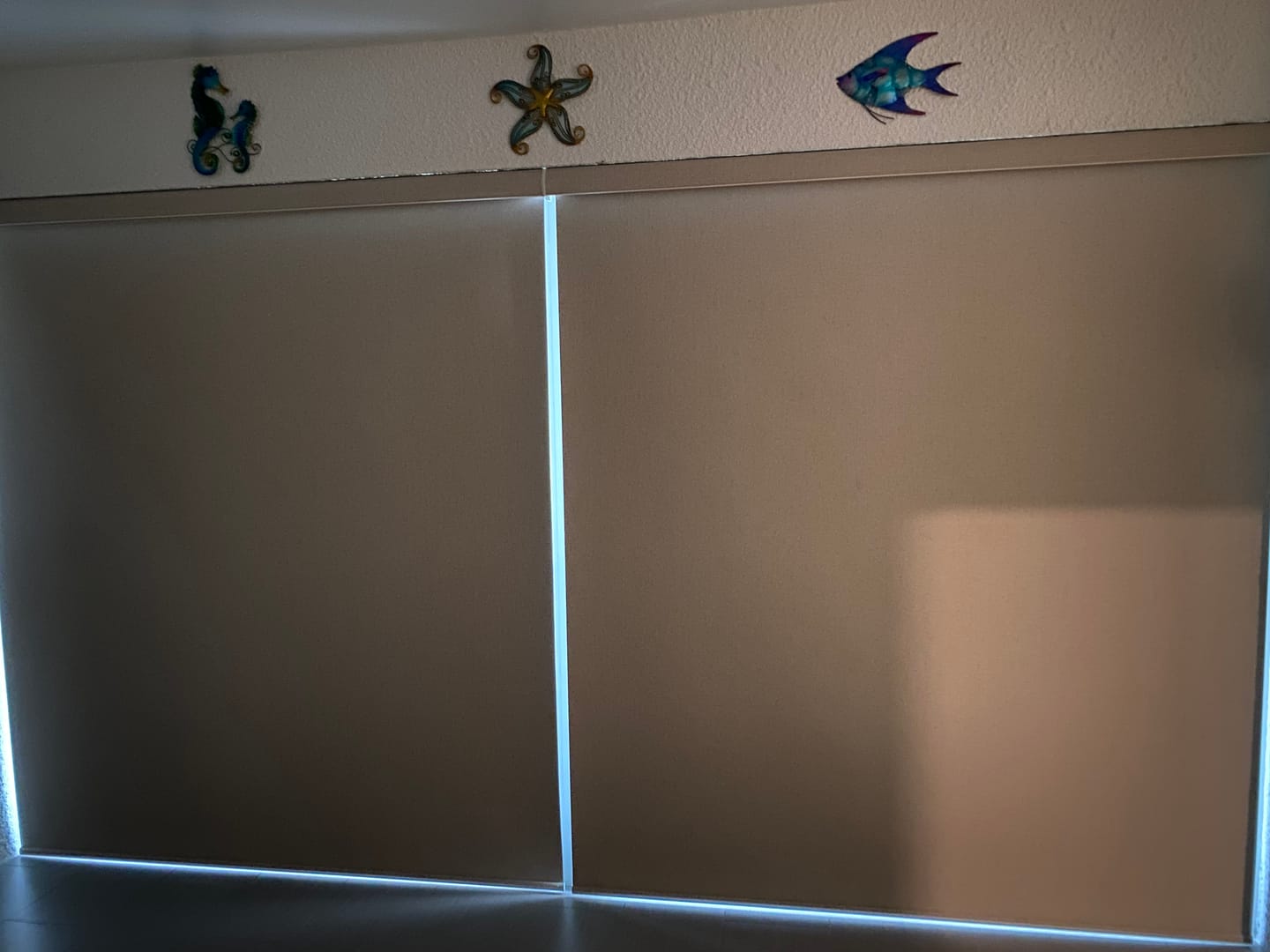 Customer photo review of SmartWings Motorized Roller Shades 100% Blackout Linen