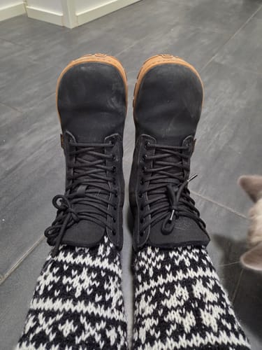 Arvostelijan mustat Vaistoa Hurmos Talvi 2 -maiharit jalassa paksujen, kuviollisten villasukien kanssa.