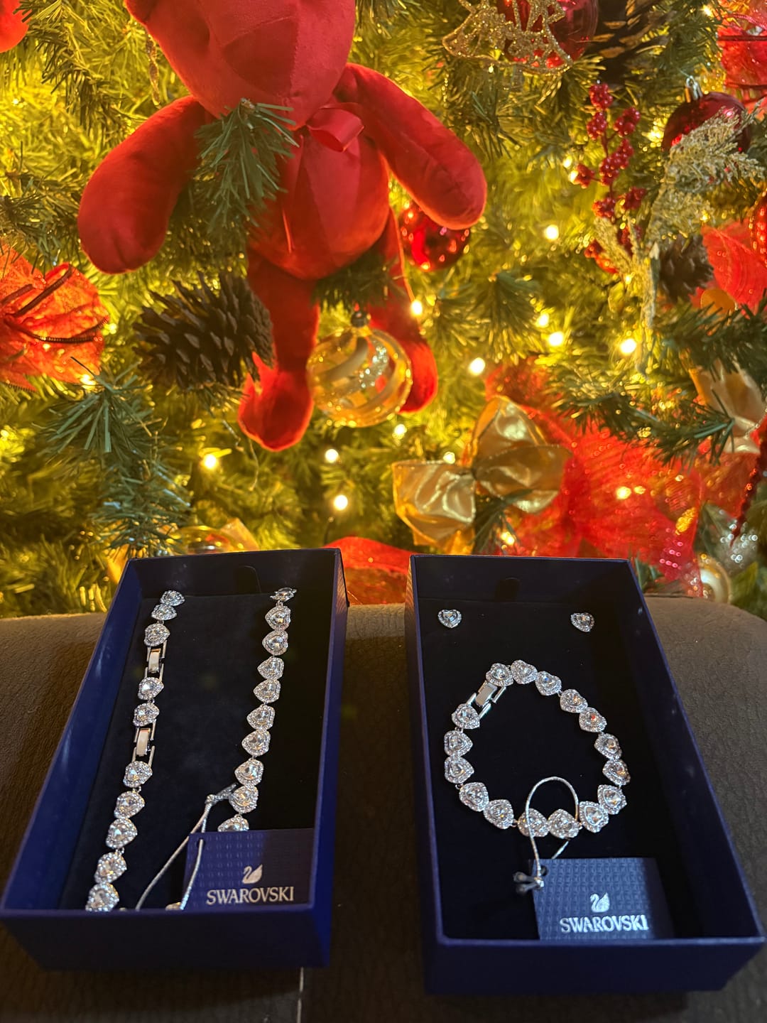 Customer photo review of SET CONJUNTO COLLAR + PULSERA + ARETES SWAROVSKI ARIANA GRANDE CORAZONES