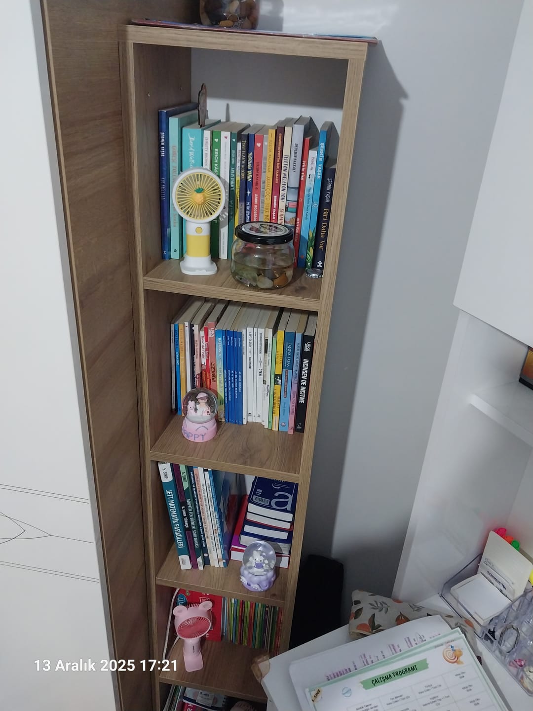 Customer photo review of Rani HC114 Kitaplık 5 Raflı Çalışma Odası Kütüphane Modern Duvar Rafı Sepet Ceviz