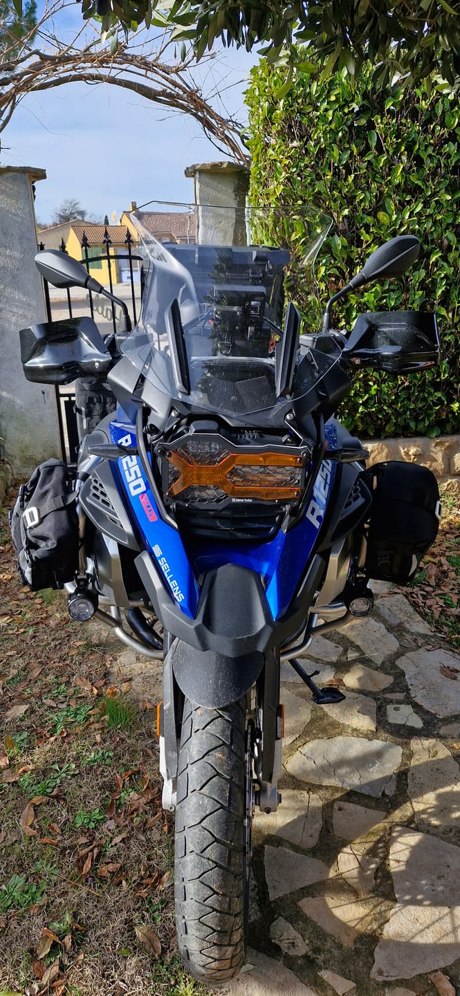 Customer photo review of Headlight Guard Kit BMW R1200/1250 GS / ADVENTURE LC (Liquid Cooled) - [Patent Pending]