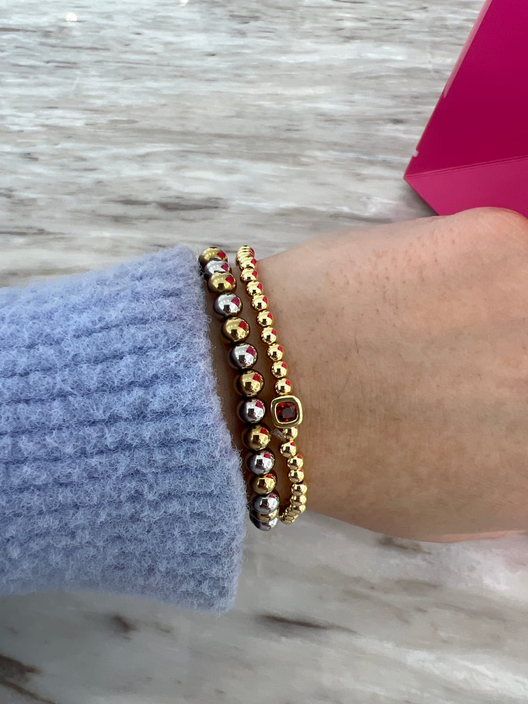 Customer photo review of Pulsera Dorada Bolitas Birthstone Cuadrado