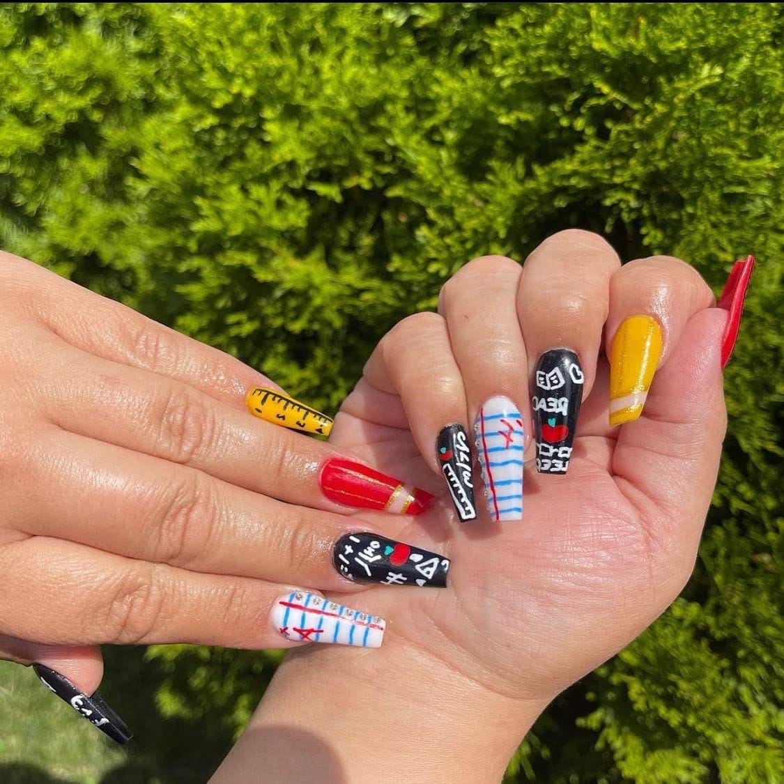 Customer photo review of 12 Colors Nail Marker Pen