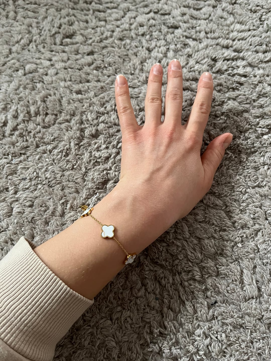 Customer photo review of White-Gold Clover Armband | 18K vergoldet