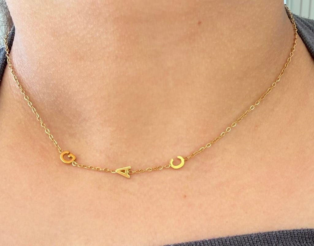 Customer photo review of Colar de Iniciais Laterais Personalizado