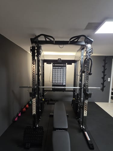 Ein Kunde zeigt das Fallout Set mit Kraftstation und B4 Hantelbank, komplett aufgebaut in einem Home-Gym.