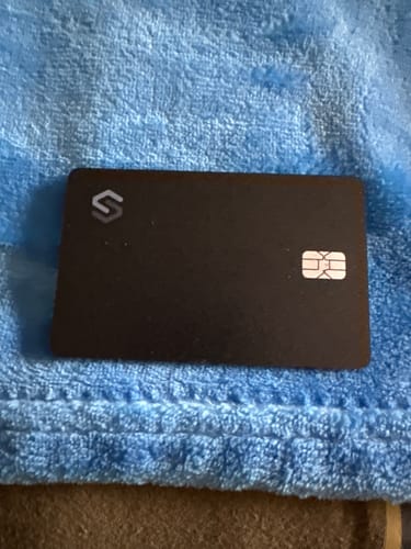 Customer's black SPOTMINDERS Tracking Card PRO lying on a blue towel.