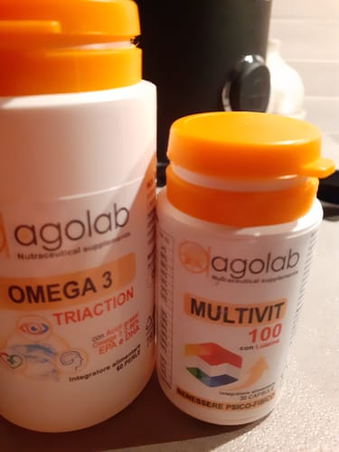 Il recensore mostra i flaconi di Omega 3 Triaction e Multivit 100 del Pack Salute e Benessere.
