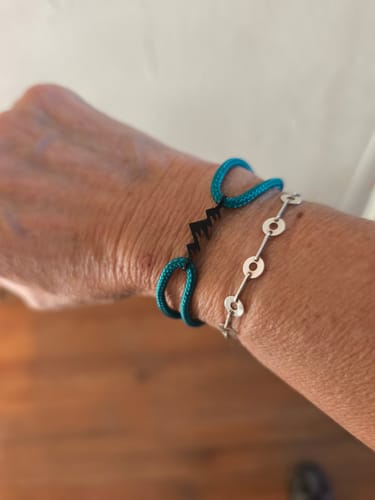 Customer photo review of Bracelet Montagne Personnalisé