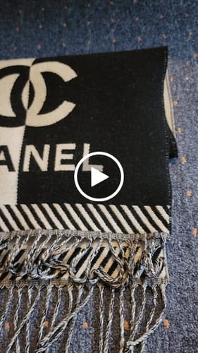 Customer video review of CC Scarf 184 CM In Black Mix White Wool Jacquard 424860
