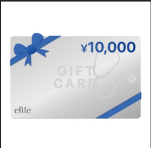 レビュアーが購入した10,000円ギフトカード。銀色のカードに青いリボンがついています。