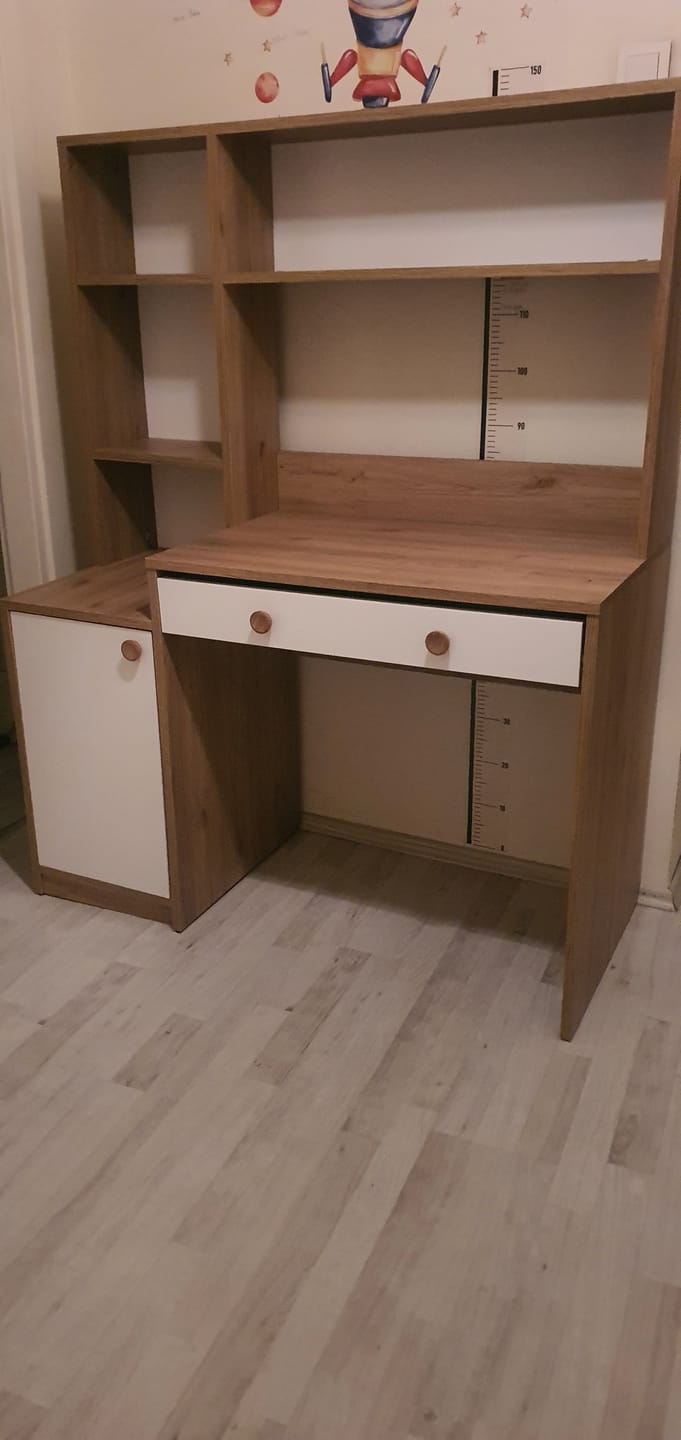 Customer photo review of Rani HA126 Kitaplıklı 4 Raflı  Kapaklı Çekmeceli Çalışma Ofis Bilgisayar Masası Sepet Ceviz - Beyaz