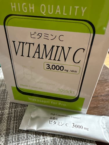 レビュー投稿者による、「高濃度ビタミンC 3,000mg」の箱と個包装の1包。