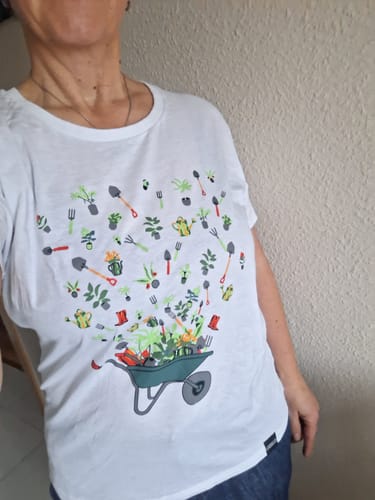 Rezensentin trägt das weiße Damen Premium Bio-Shirt mit dem bunten Schubkarren-Aufdruck.