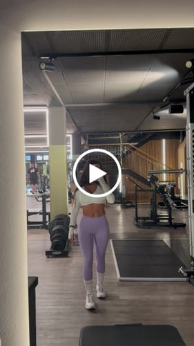 Customer video review of DAVOMI Scrunch Open Back Longsleeve - Cream White