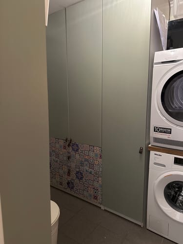 Anmelderens skap på vaskerommet, dekket med Uni matt salviegrønn kontaktplast.