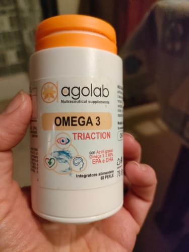 Cliente tiene in mano il flacone bianco di integratori Omega 3 Triaction.