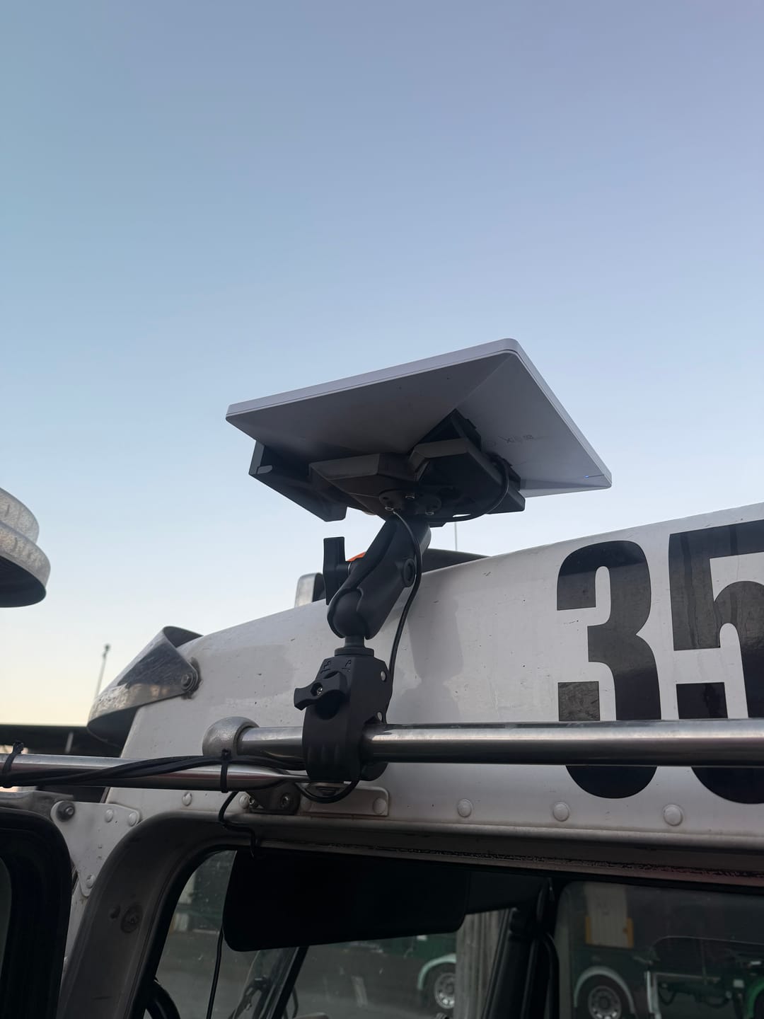 Customer photo review of Starlink Mini Universal Marine & Off-Road Adjustable Rail Mount (25mm-32mm)