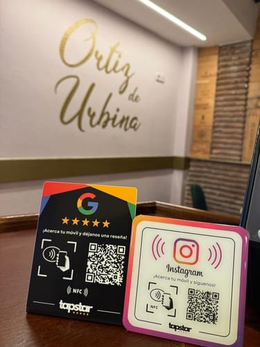 Customer photo review of Expositor Reseñas Google NFC y QR