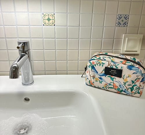 Anmelder har brukt Casablanca fliser kontaktplast til å dekke to fliser på en baderomsvegg.