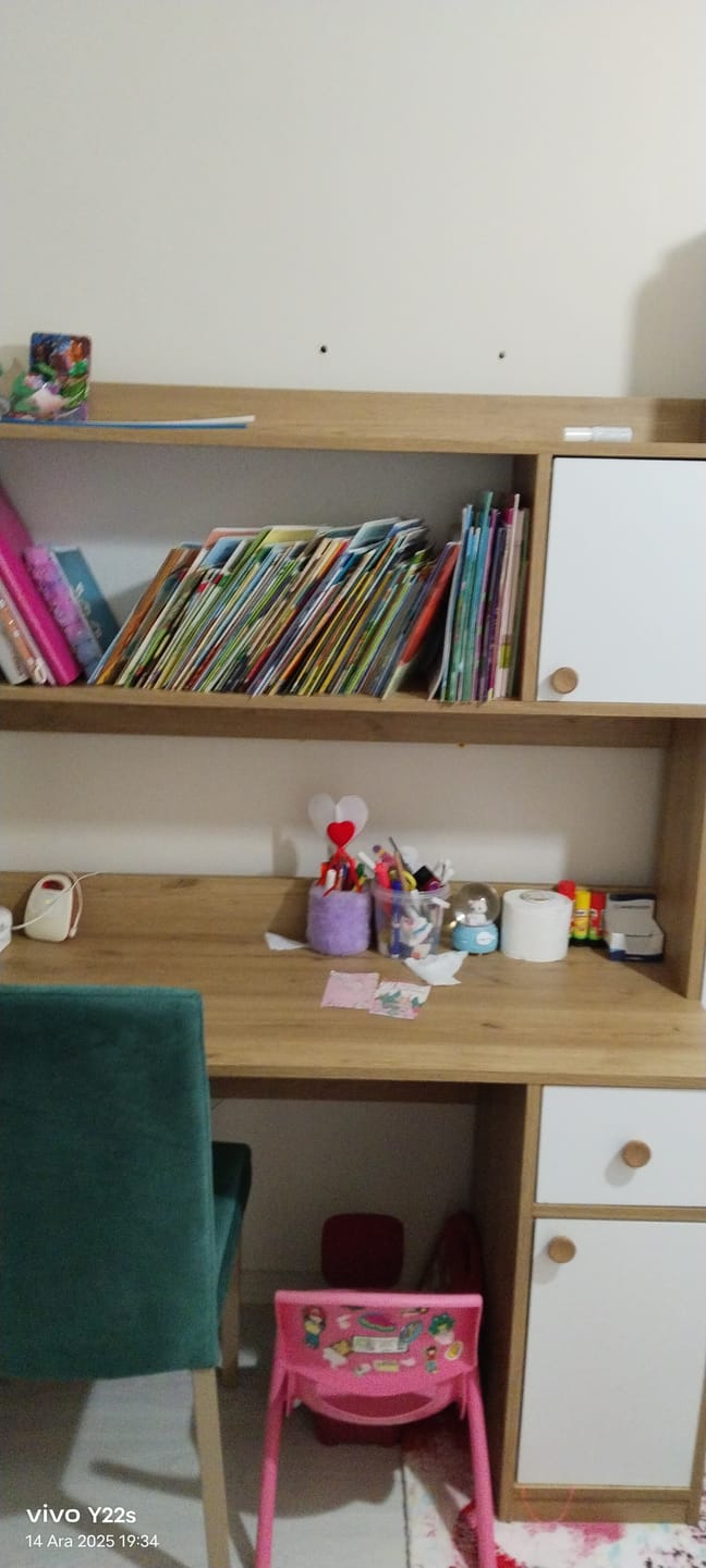 Customer photo review of Rani HA127 Kitaplıklı Raflı 2 Kapaklı 1 Çekmeceli Çalışma Ofis Bilgisayar Masası Sepet Ceviz - Beyaz