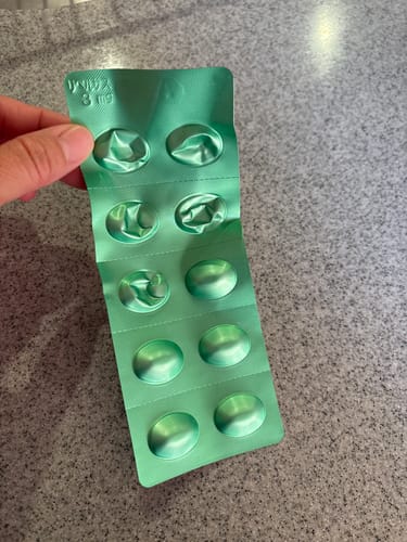 購入者が手に持つ、リベルサス3mgの緑色のブリスターパック。レビューによると5日目で、5錠分が使用済みです。