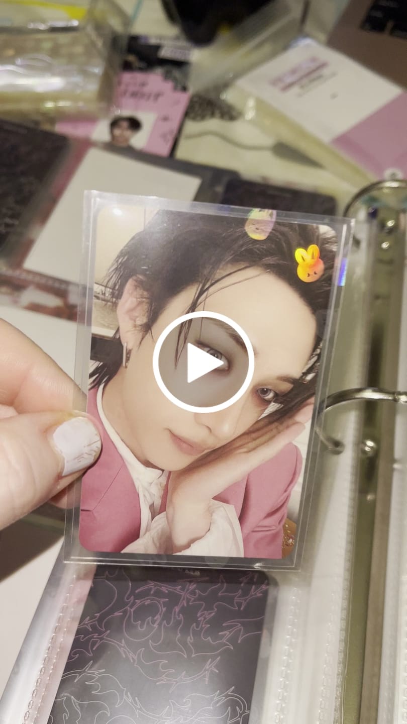 Customer video review of PREMIUM HOLOGRAPHIC PHOTOCARD SLEEVES - SKZOO VERSION