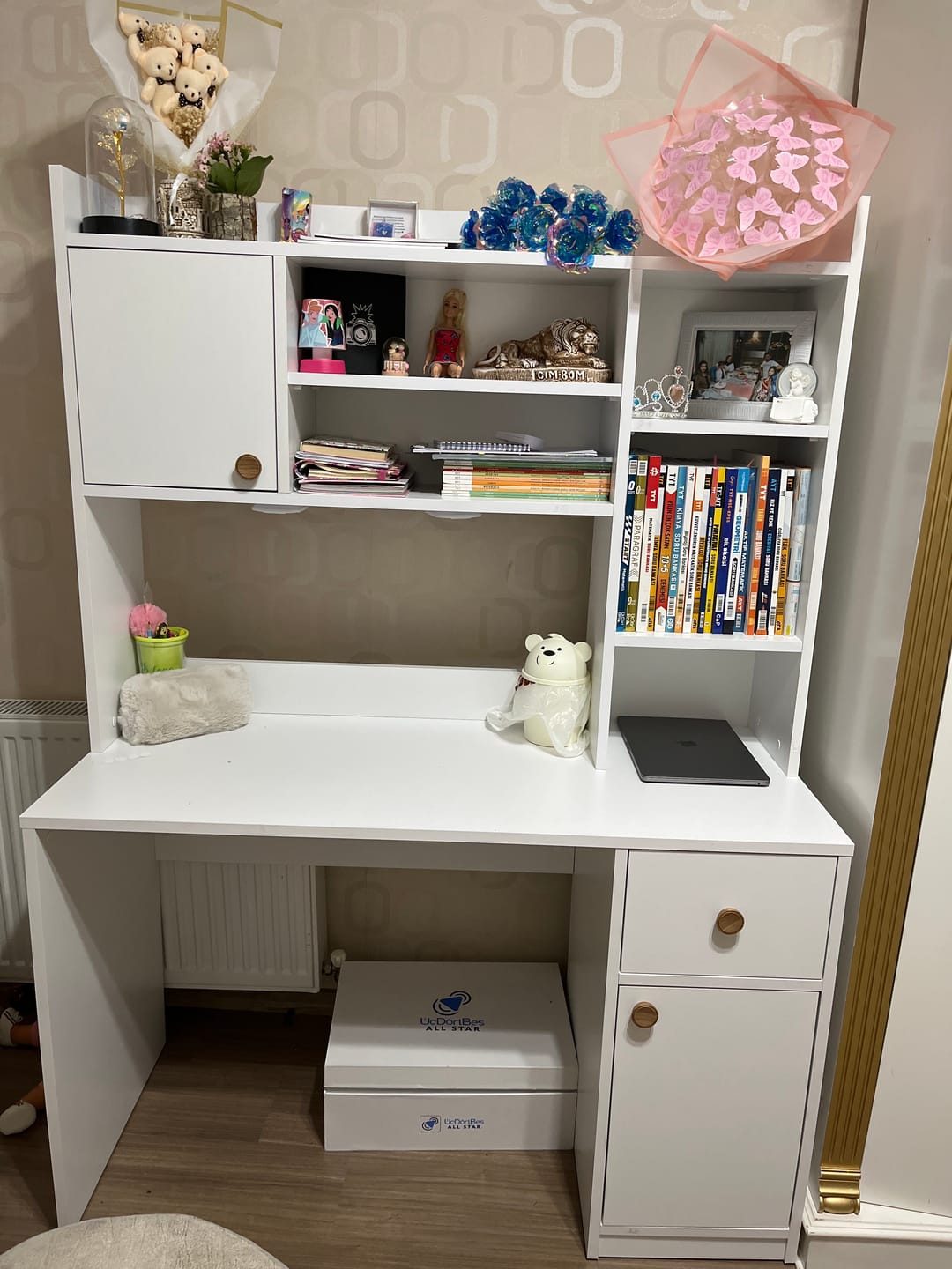Customer photo review of Rani HA128 Kitaplıklı Raflı 2 Kapaklı 1 Çekmeceli Çalışma Ofis Bilgisayar Masası Beyaz