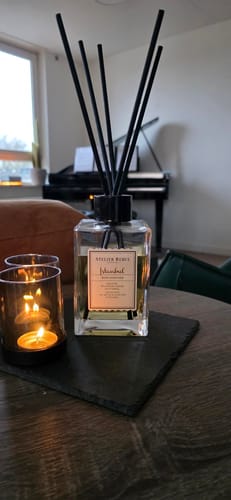 Klant's Istanbul Geurstokjes als een sfeervol, decoratief item op een tafel met brandende kaarsen.