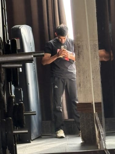 Reviewer in a gym takes a mirror selfie for their Wellcore Creatine Monohydrate review.