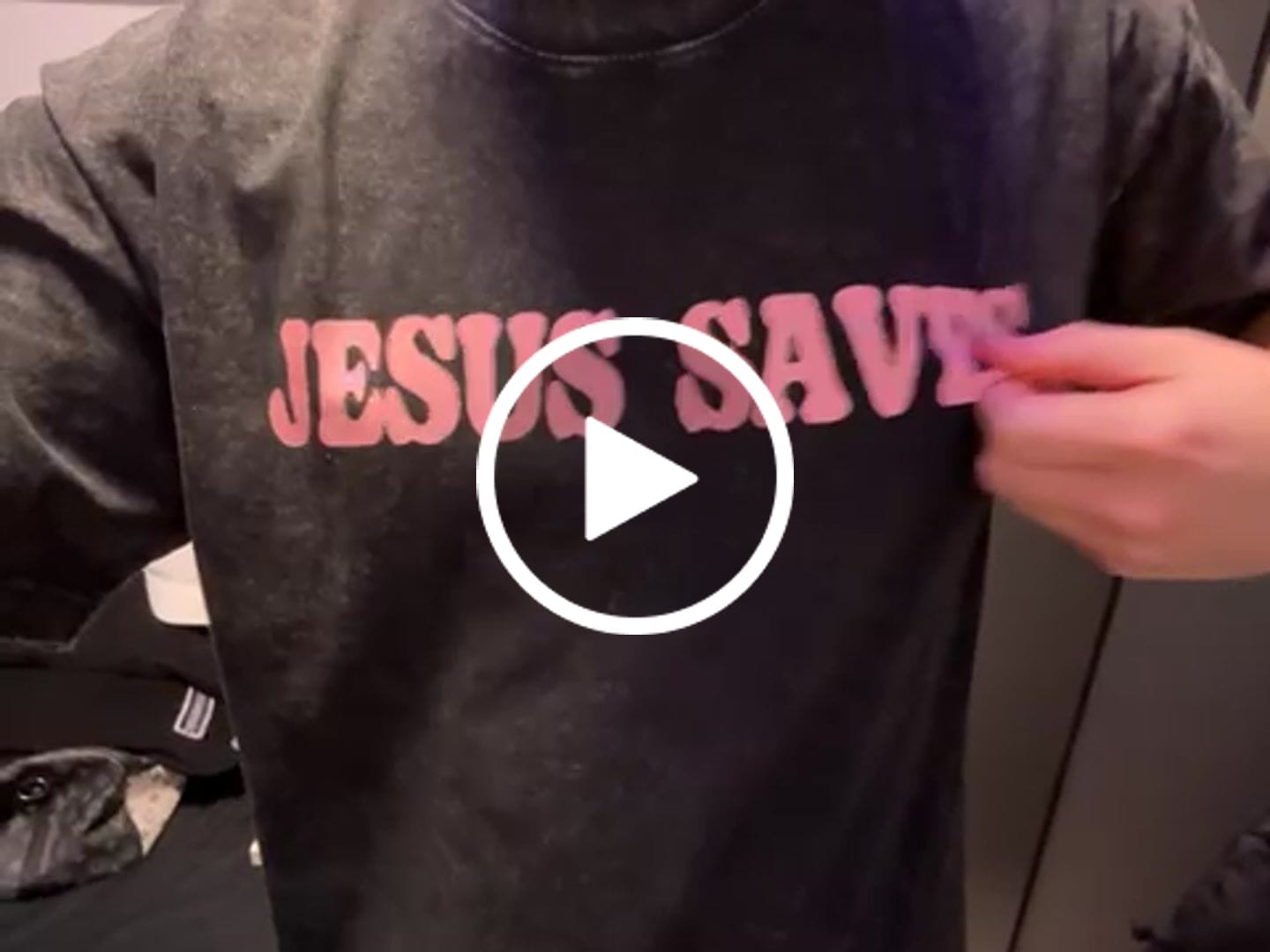 Customer video review of Christianartworkshop Unisex-T-Shirt „Jesus Saves“, gewaschen