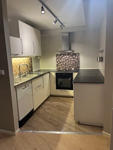 Kundens kjøkken med Mocca hexagon selvklebende veggfliser montert som en elegant kjøkkenbakplate.